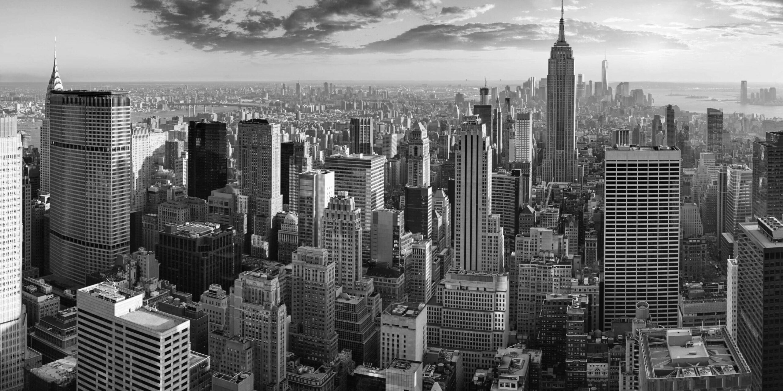 AdobeStock_126216157_New York skyscape grey